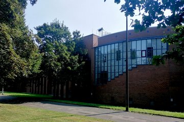 Ein Blick auf das Kreistagsgebäude in Bergheim von der Aachener Straße